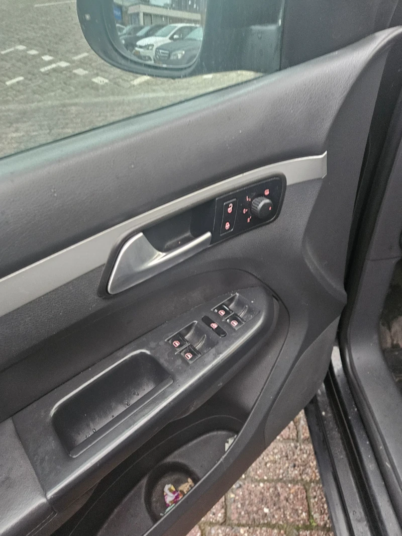 VW Touran 2.0 TDI, снимка 7 - Автомобили и джипове - 52674752