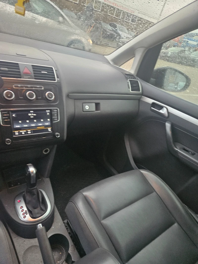 VW Touran 2.0 TDI, снимка 12 - Автомобили и джипове - 52674752