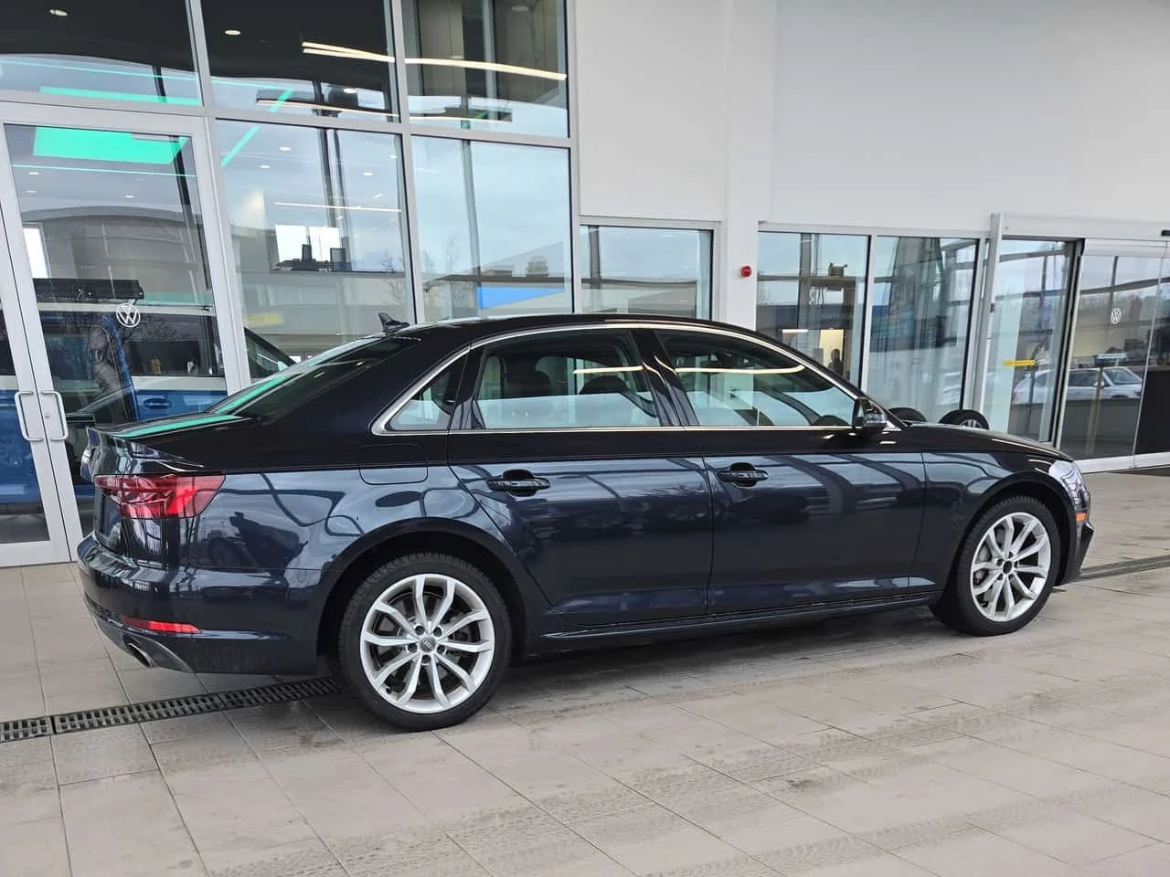 Audi A4 * Progressiv * 360КАМЕРИ* ШИБИДАХ* + ГУМИ, снимка 3 - Автомобили и джипове - 53760844