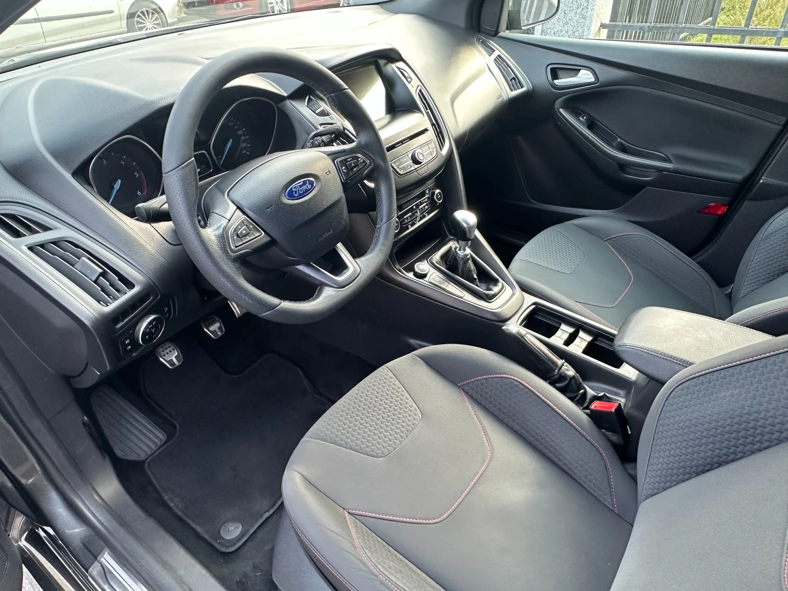 Ford Focus 1.5D-ST-Line-LED-CAMERA-NAVI-PDC-EURO6B-2017g-6sk., снимка 8 - Автомобили и джипове - 53880735