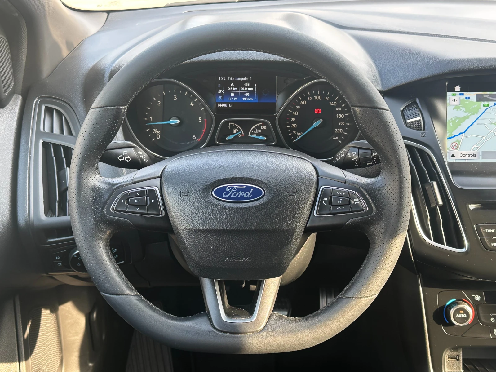 Ford Focus 1.5D-ST-Line-LED-CAMERA-NAVI-PDC-EURO6B-2017g-6sk., снимка 10 - Автомобили и джипове - 53880735