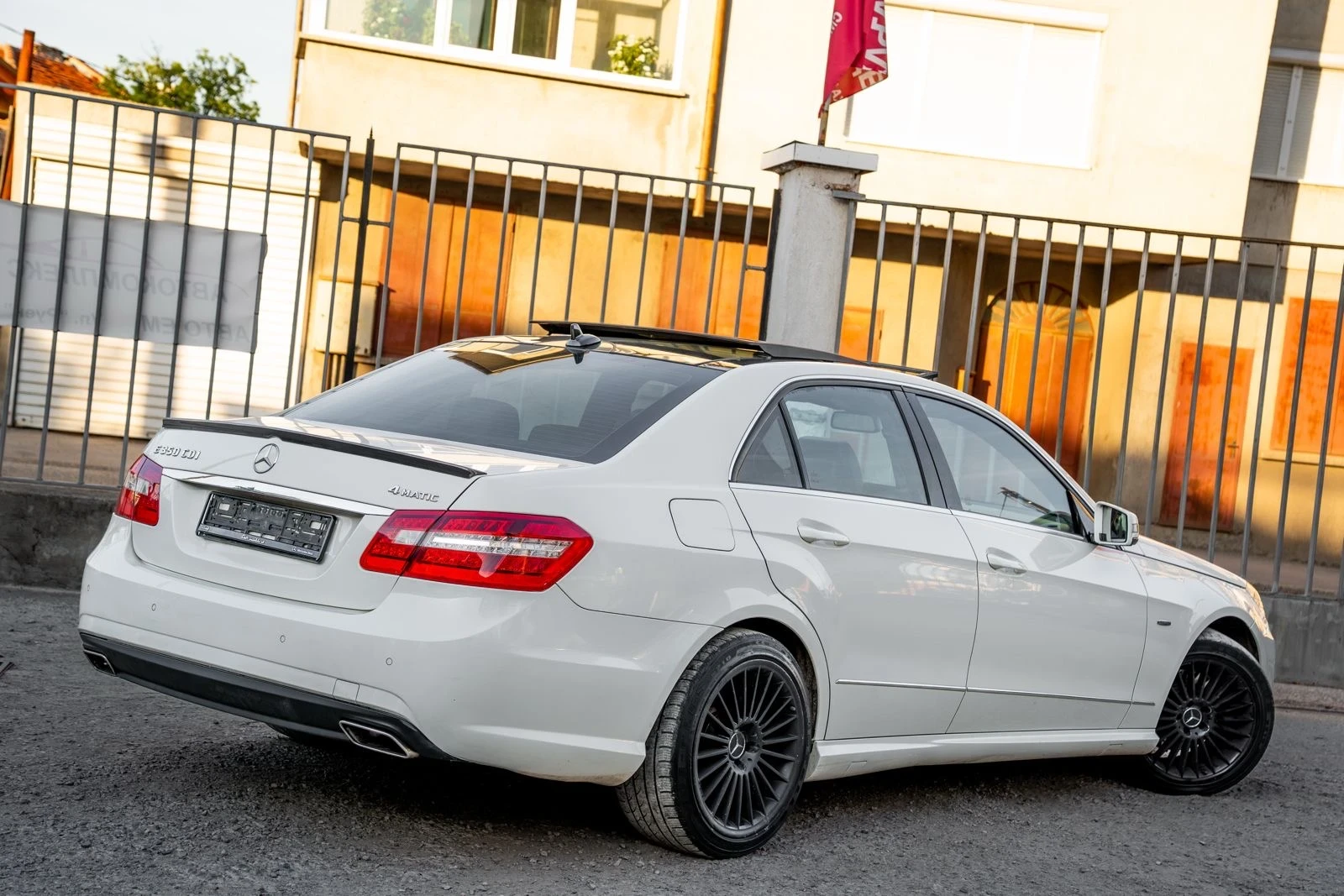 Mercedes-Benz E 350 CDI-AMG LINE-PANORAMA-AVANTGARDE-4M-AMBIENT-TOP, снимка 5 - Автомобили и джипове - 54530007