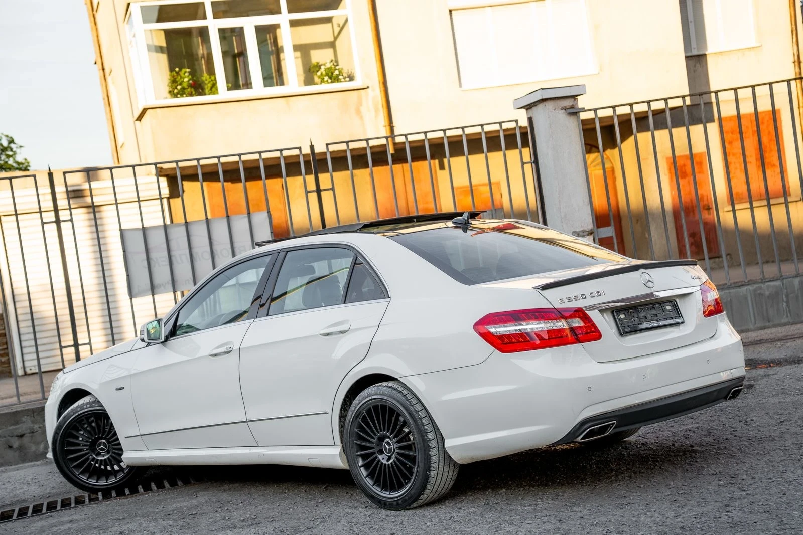 Mercedes-Benz E 350 CDI-AMG LINE-PANORAMA-AVANTGARDE-4M-AMBIENT-TOP, снимка 4 - Автомобили и джипове - 54530007