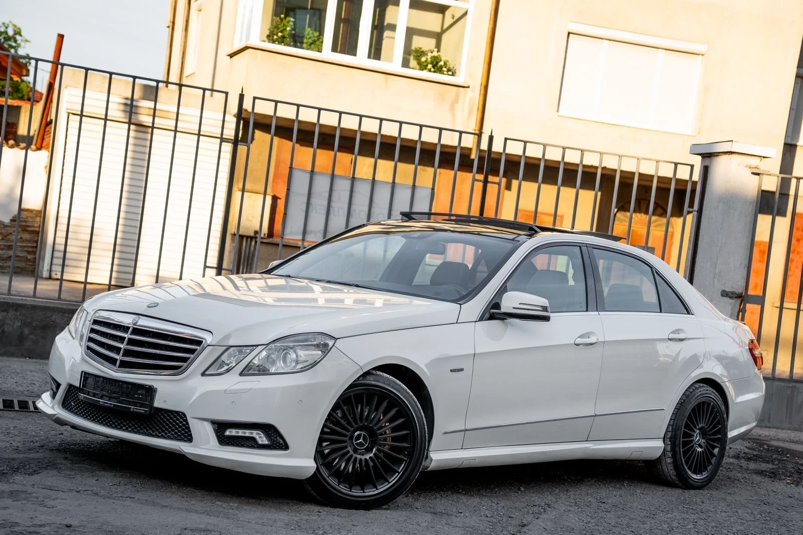Mercedes-Benz E 350 CDI-AMG LINE-PANORAMA-AVANTGARDE-4M-AMBIENT-TOP, снимка 3 - Автомобили и джипове - 54530007