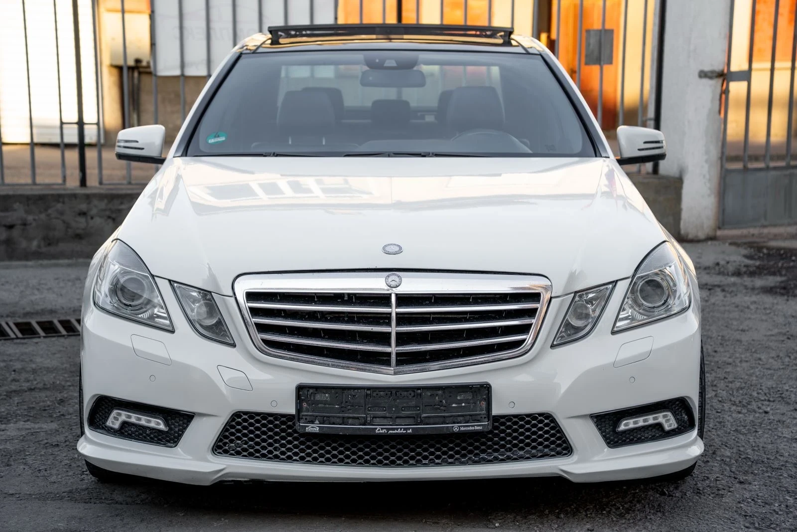 Mercedes-Benz E 350 CDI-AMG LINE-PANORAMA-AVANTGARDE-4M-AMBIENT-TOP, снимка 2 - Автомобили и джипове - 54530007