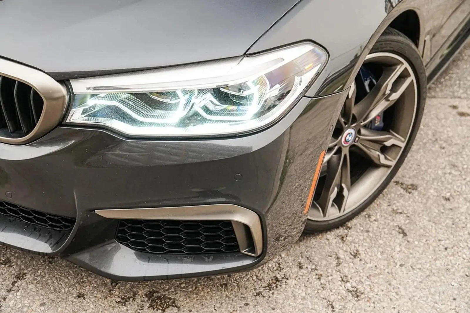 BMW 550 xDrive* M PACK* 360* HUD* BOWERS* DISTRO* CARBON, снимка 2 - Автомобили и джипове - 55458291