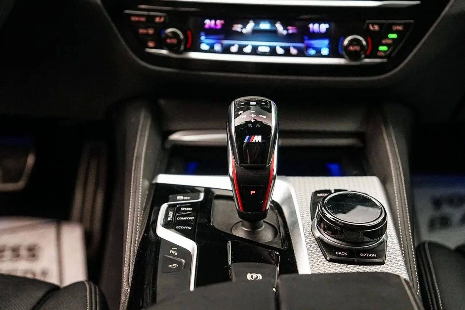 BMW 550 xDrive* M PACK* 360* HUD* BOWERS* DISTRO* CARBON, снимка 14 - Автомобили и джипове - 55458291