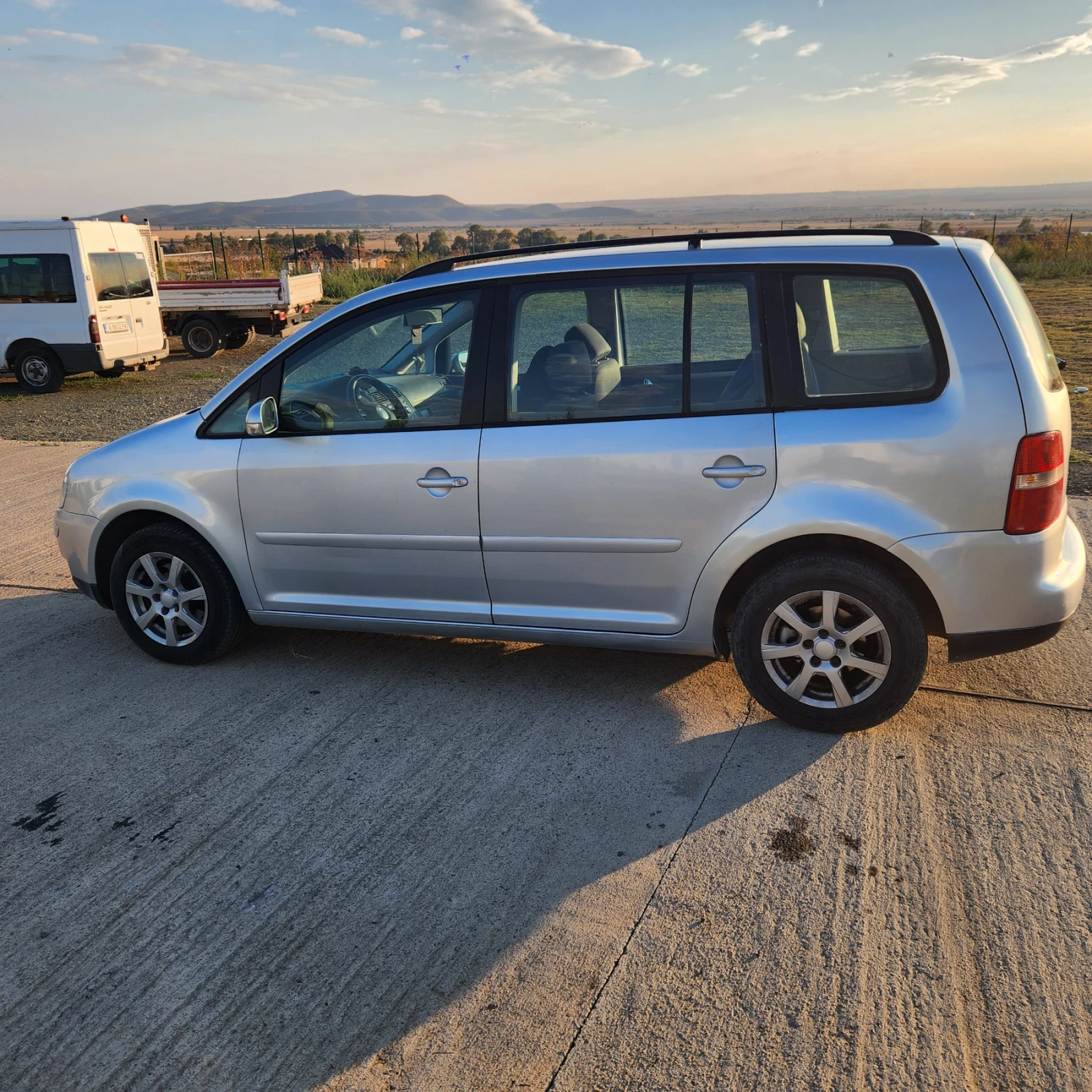 VW Touran, снимка 4 - Автомобили и джипове - 56167211