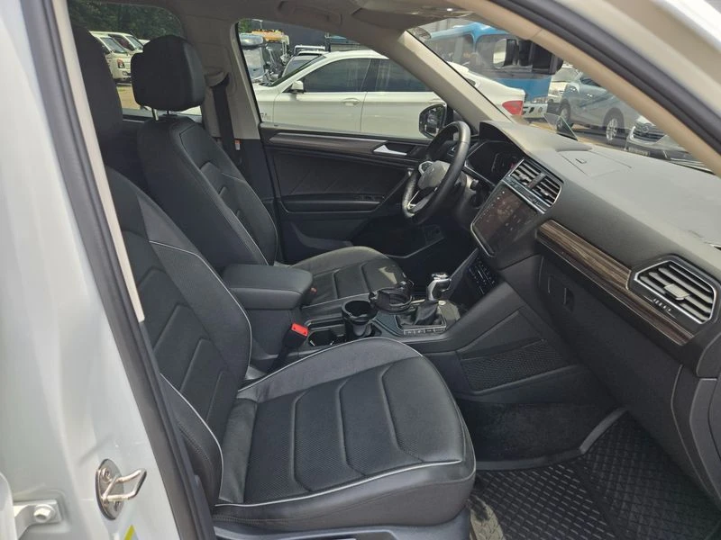 VW Tiguan 2.0 TSI R-Line| 220к.с.| ВКЛ.ТЕХНОТЕСТ, снимка 12 - Автомобили и джипове - 55650375