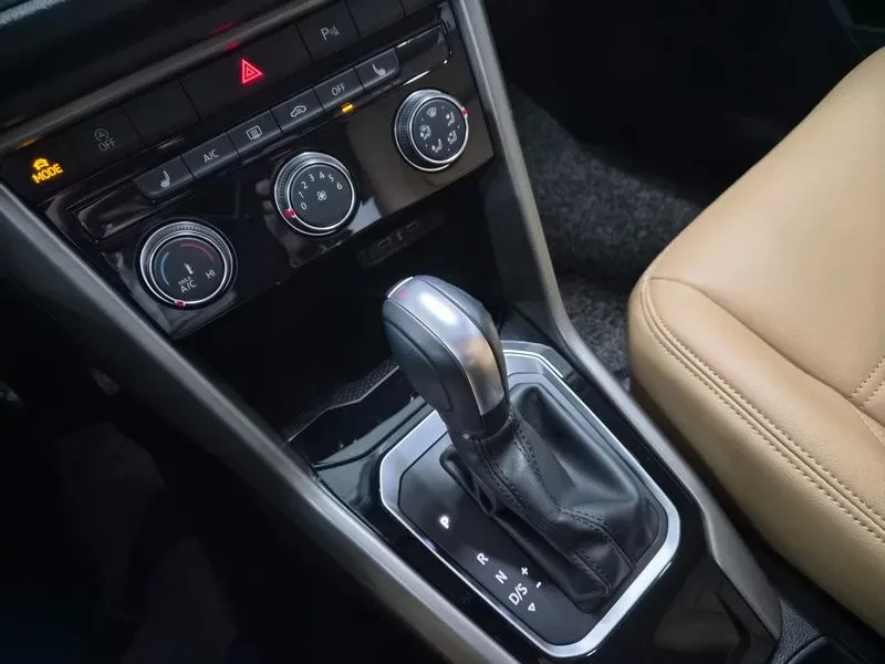 VW T-Roc 2.0 Tdi Style, снимка 9 - Автомобили и джипове - 55935915