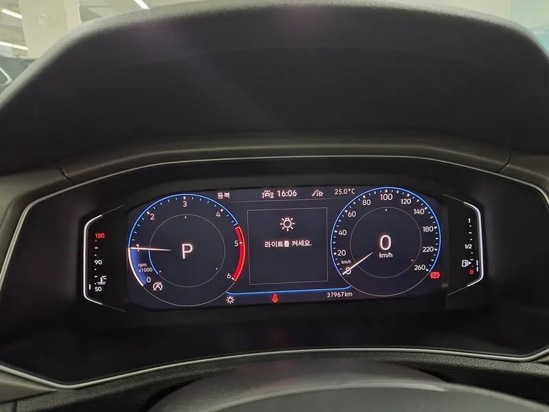 VW T-Roc 2.0 Tdi Style, снимка 8 - Автомобили и джипове - 55935915