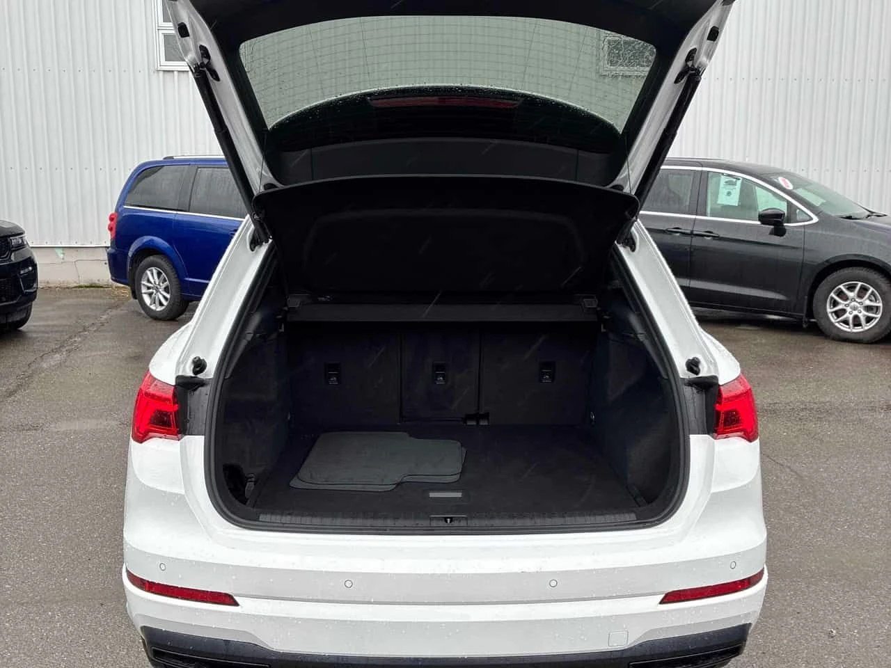 Audi Q3 * Komfort * PANO* KEYLESS* ПОДГРЕВ* , снимка 11 - Автомобили и джипове - 54461421
