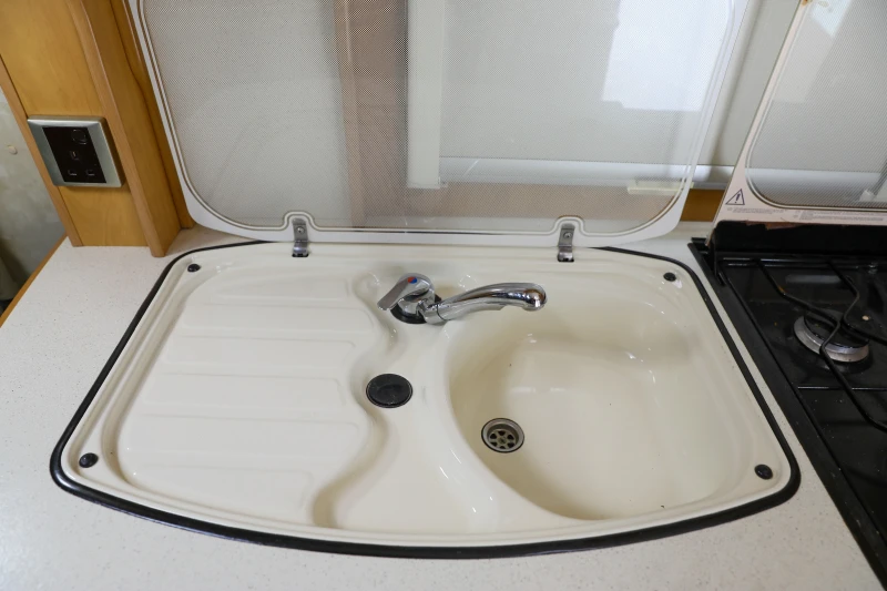 Каравана Swift 480SE, снимка 14 - Каравани и кемпери - 52029267