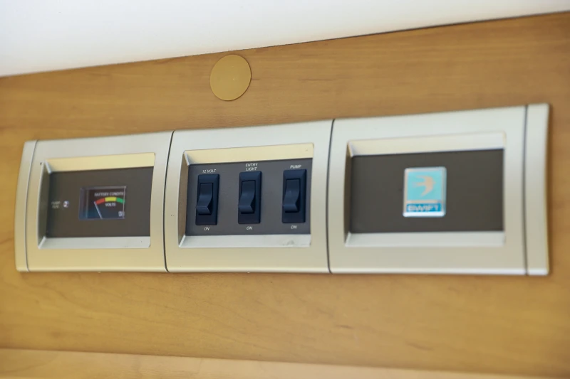 Каравана Swift 480SE, снимка 9 - Каравани и кемпери - 52029267