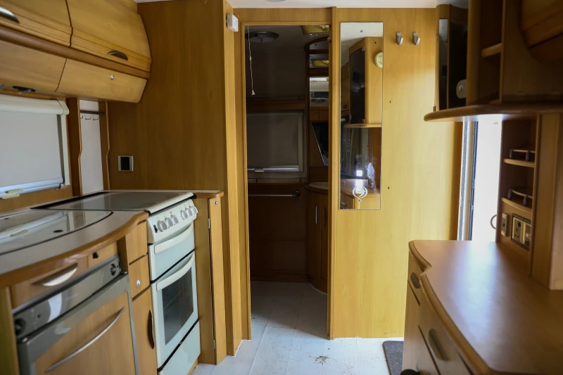 Каравана Swift 480SE, снимка 6 - Каравани и кемпери - 52029267