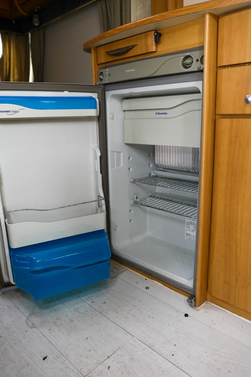 Каравана Swift 480SE, снимка 12 - Каравани и кемпери - 52029267