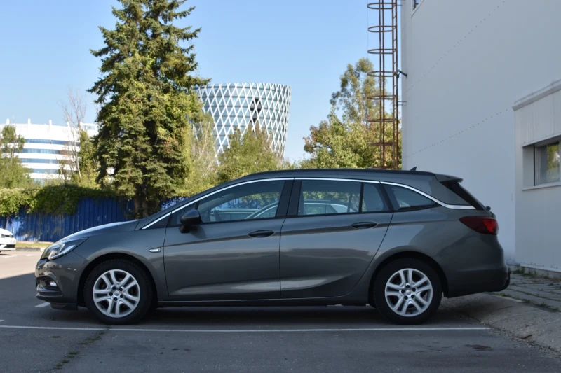 Opel Astra 1.6 CDTI , снимка 9 - Автомобили и джипове - 47329459