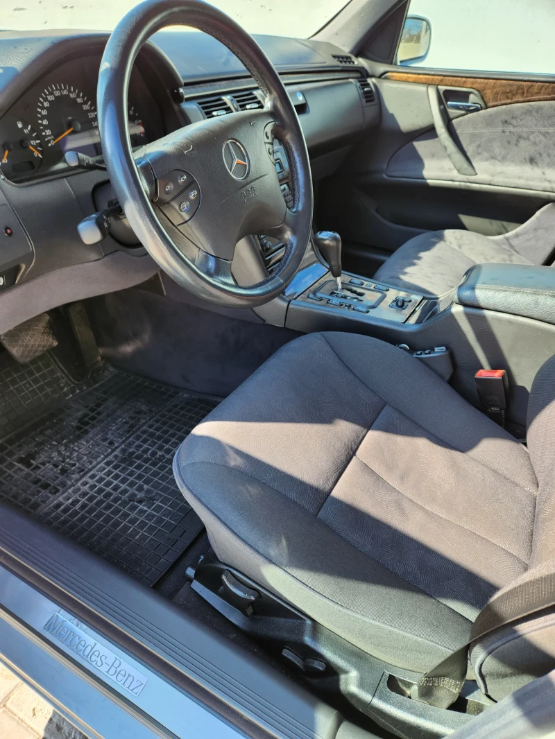 Mercedes-Benz E 320, снимка 5 - Автомобили и джипове - 51622382