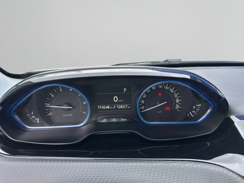 Peugeot 2008 1.2 PureTech Allure, снимка 12 - Автомобили и джипове - 51965760