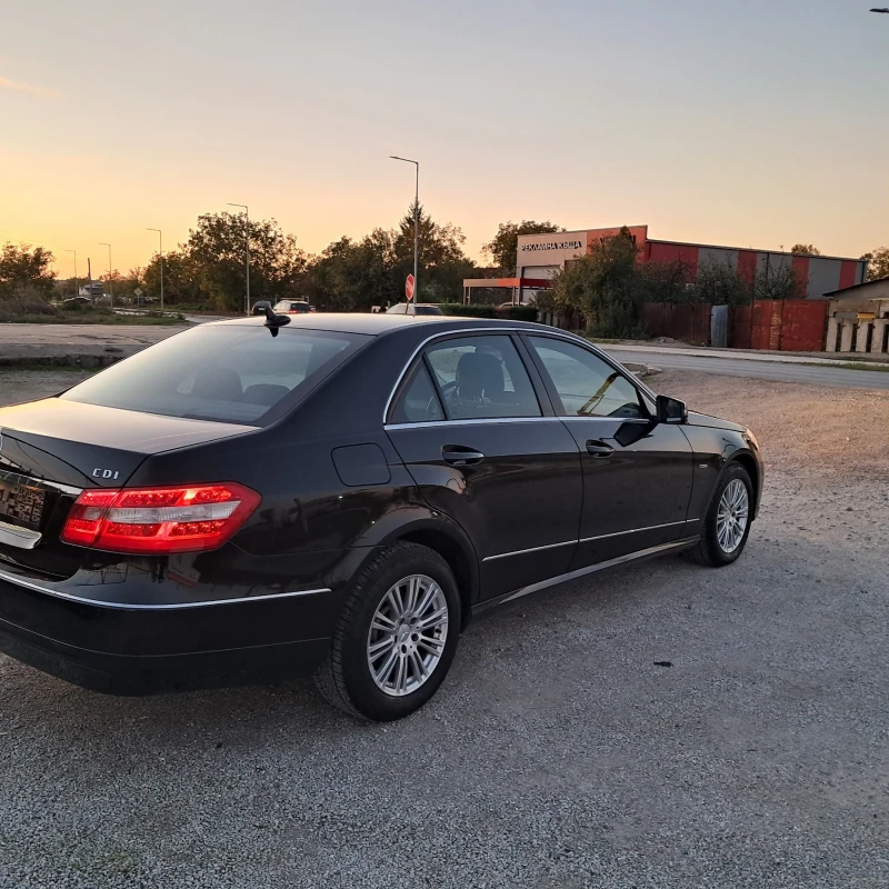 Mercedes-Benz E 220 Elegance, снимка 4 - Автомобили и джипове - 52324260