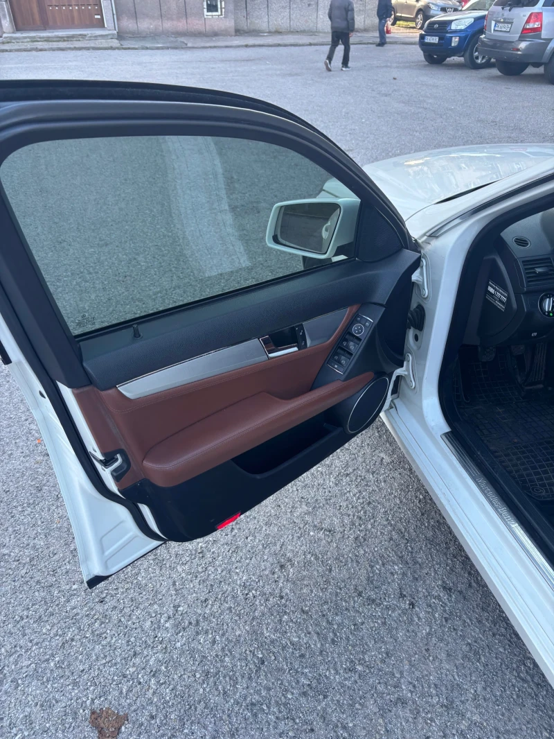 Mercedes-Benz C 220, снимка 12 - Автомобили и джипове - 52940114