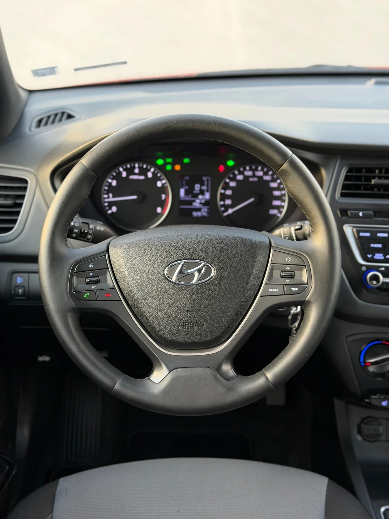 Hyundai I20 1.2i::ПЪРВИ СОБСТВЕНИК::, снимка 11 - Автомобили и джипове - 54683387