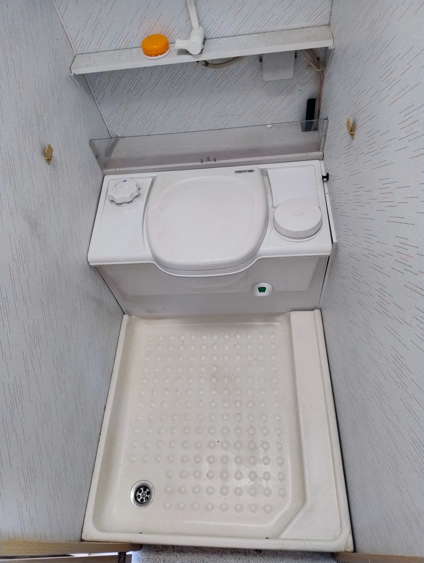 Каравана Burstner 4222, снимка 2 - Каравани и кемпери - 53831099