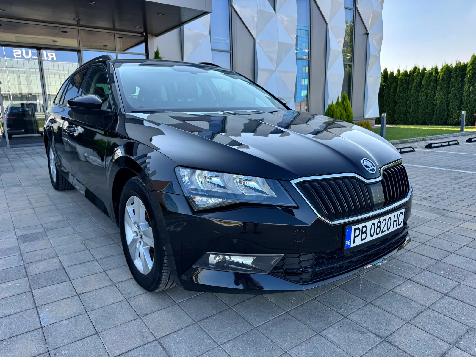 Skoda Superb 1.6TDI-ПАРКТРОНИК-АВТОПИЛОТ-КЛИМАТРОНИК - изображение 3