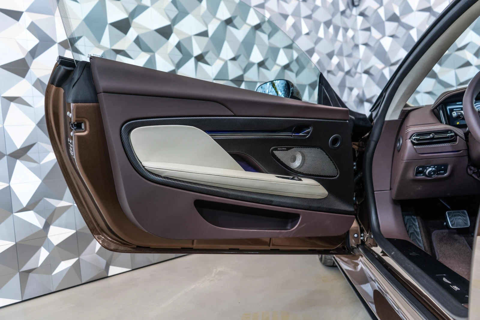 Aston Martin DB12 | Mobile.bg � ����������� 7