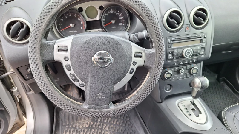 Nissan Qashqai 2.0 i, снимка 11 - Автомобили и джипове - 52572774