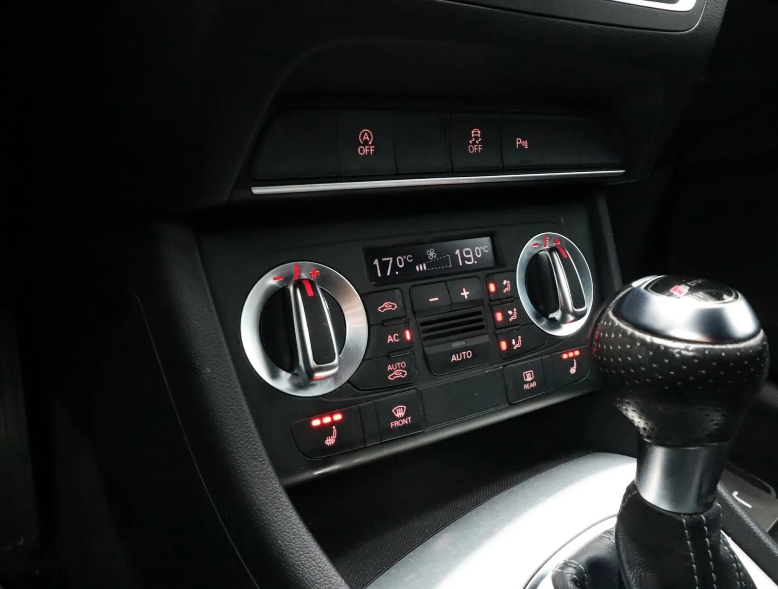 Audi Q3 2.0TDI/Quattro/Sline/Подгрев/PDC, снимка 12 - Автомобили и джипове - 56692027
