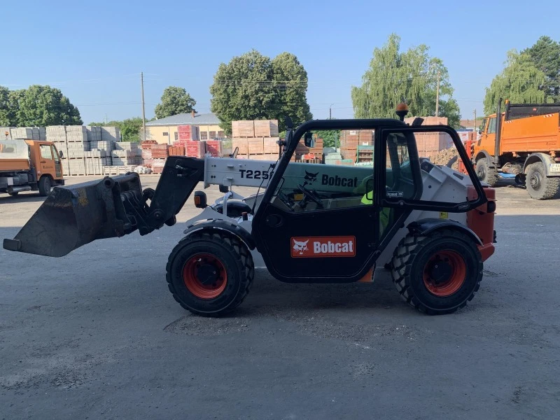 Телескопичен товарач Bobcat Т2250, снимка 5 - Селскостопанска техника - 47450706