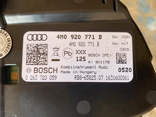 Километраж, мултимедия, дисплей и пулт за управление - Audi Q7 , снимка 3 - Части - 43656762