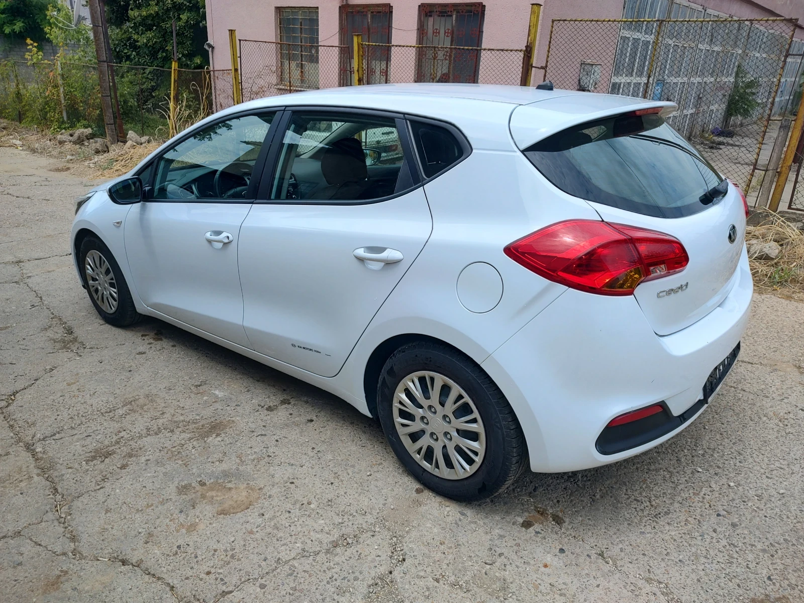 Kia Ceed 1.4i 16V, снимка 4 - Автомобили и джипове - 55178594