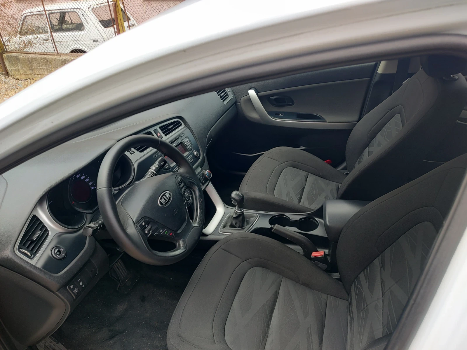Kia Ceed 1.4i 16V, снимка 8 - Автомобили и джипове - 55178594