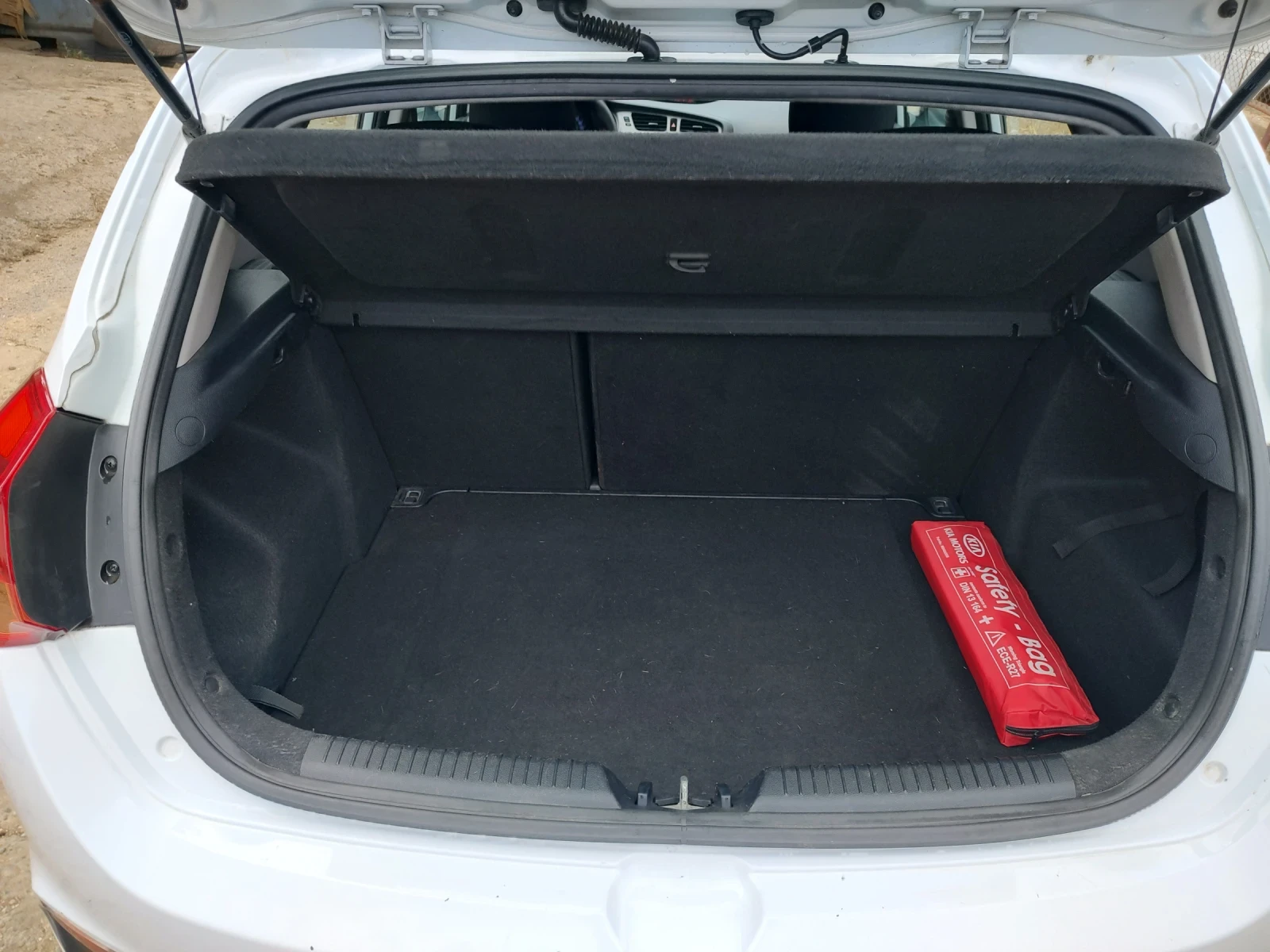 Kia Ceed 1.4i 16V, снимка 11 - Автомобили и джипове - 55178594