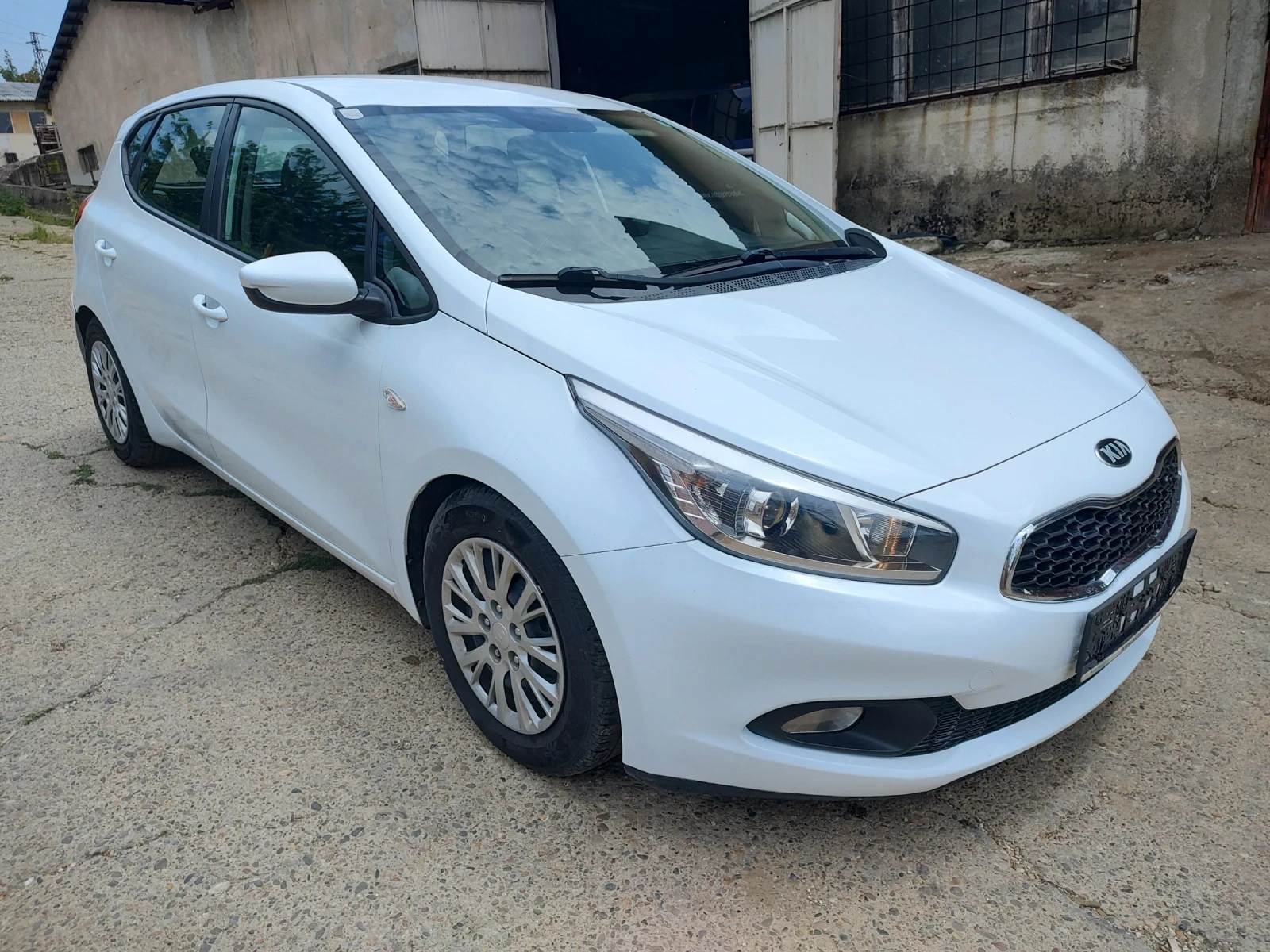 Kia Ceed 1.4i 16V, снимка 3 - Автомобили и джипове - 55178594
