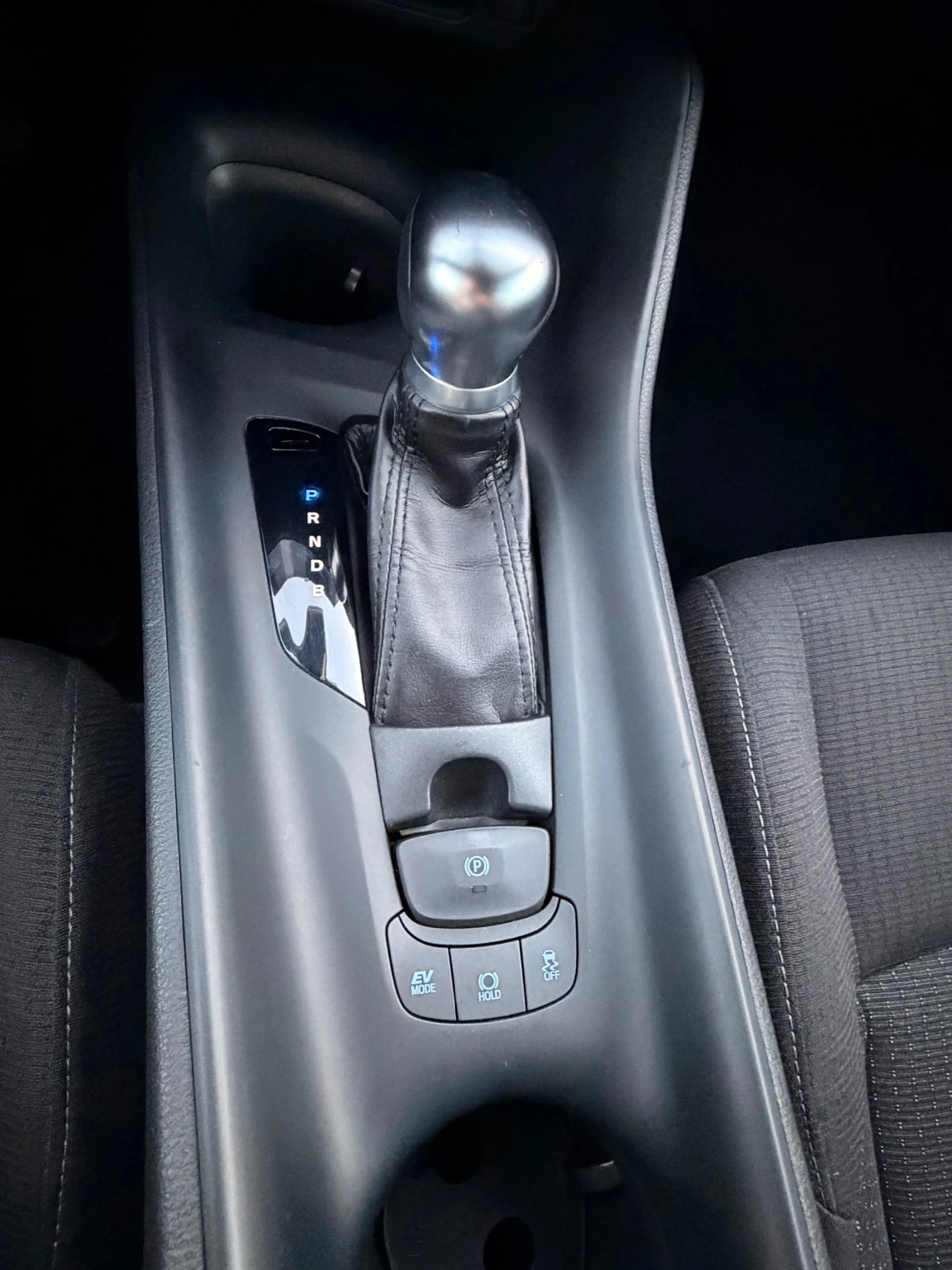 Toyota C-HR Hybrid / Keyless go , снимка 13 - Автомобили и джипове - 56350217