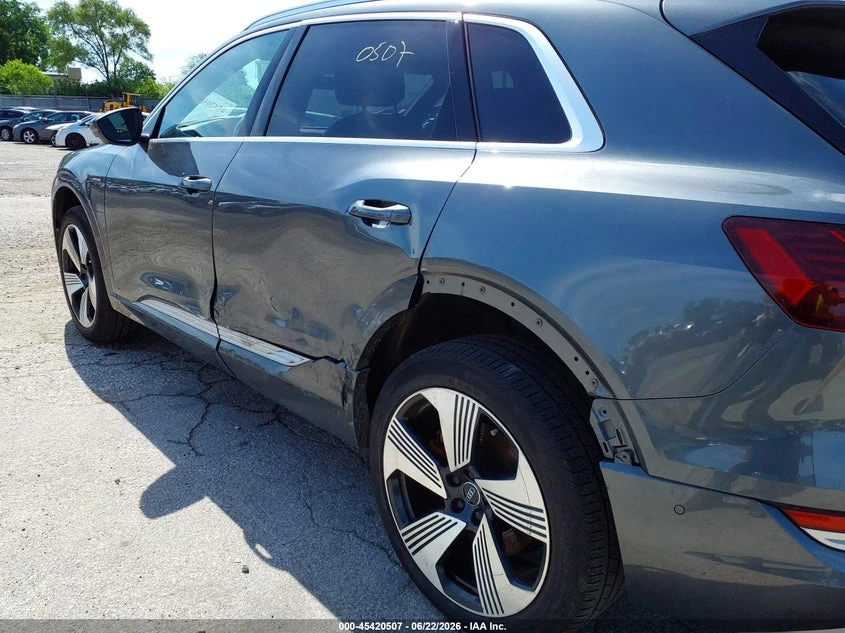Audi E-Tron Premium Plus, снимка 6 - Автомобили и джипове - 55534774