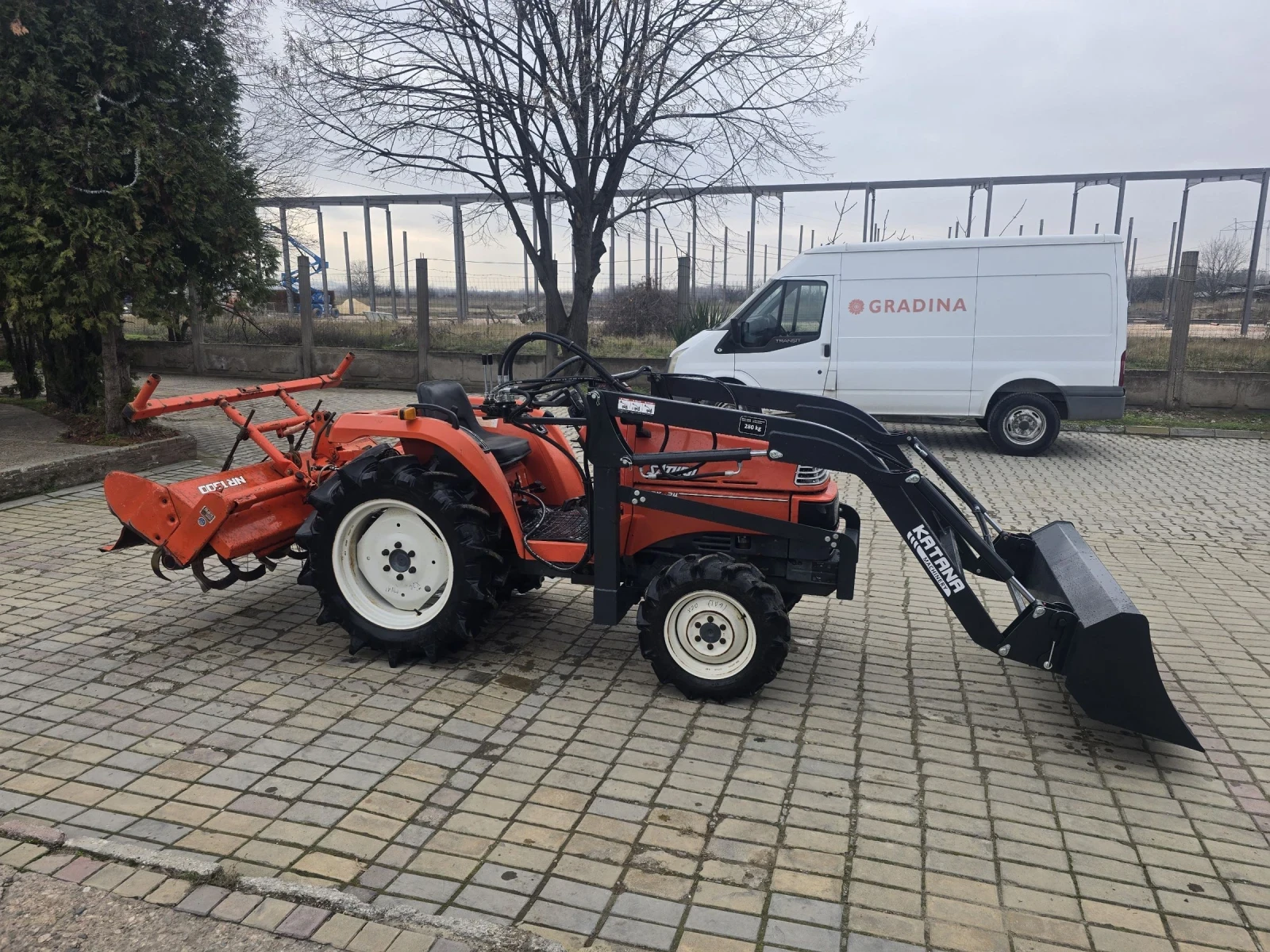 Трактор Kubota Х24, с челен товарач и фреза - изображение 3