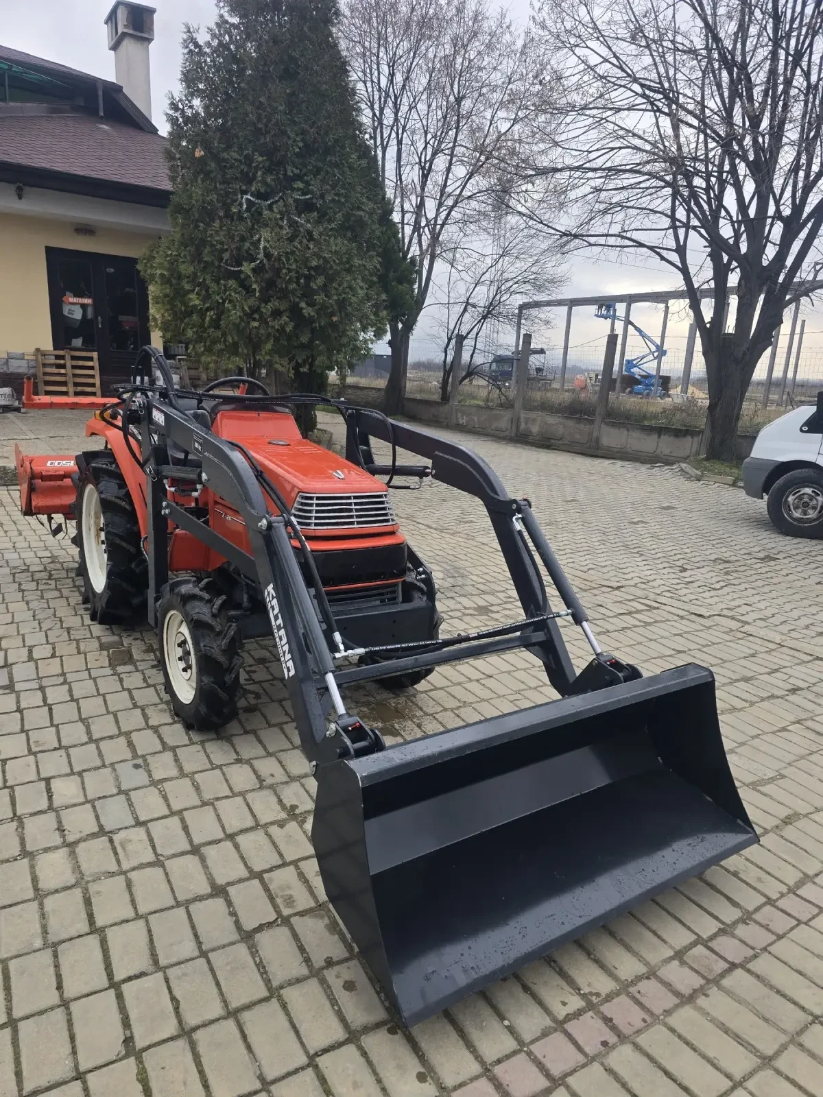 Трактор Kubota Х24, с челен товарач и фреза - изображение 2