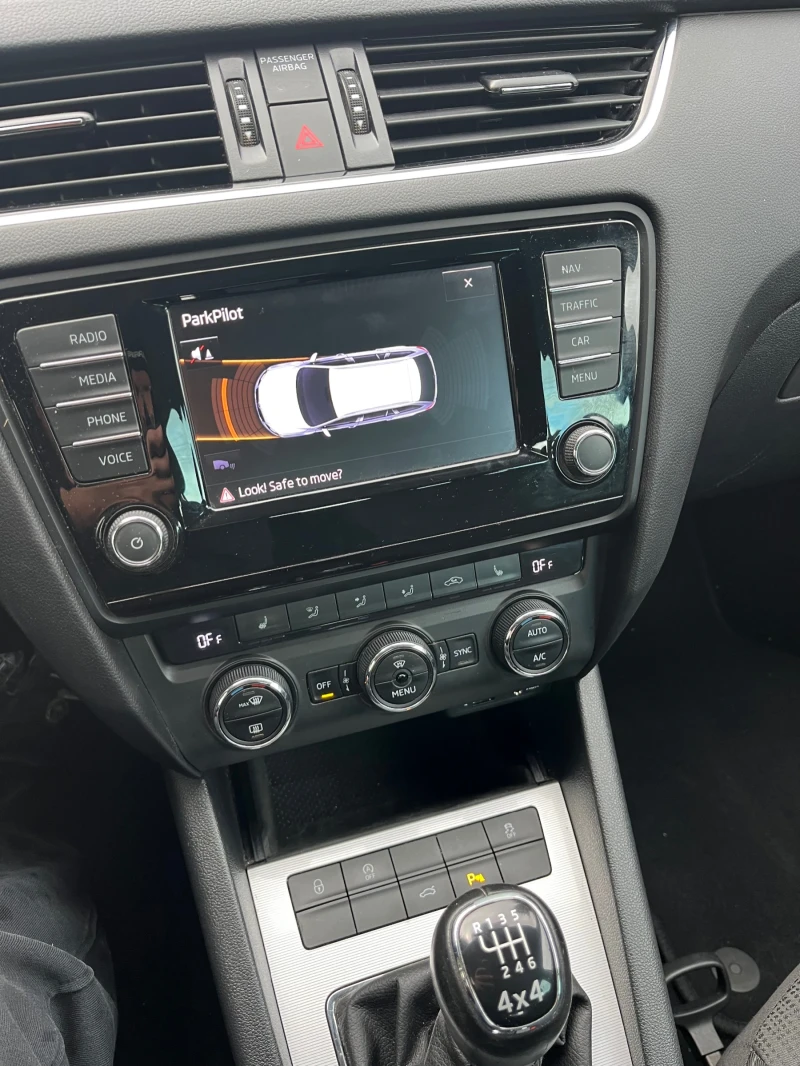 Skoda Octavia 1.6 TDI 4x4, снимка 10 - Автомобили и джипове - 53164601