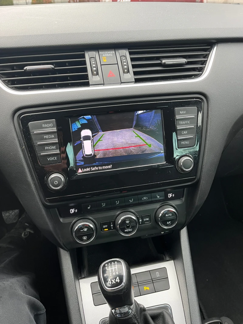 Skoda Octavia 1.6 TDI 4x4, снимка 9 - Автомобили и джипове - 53164601