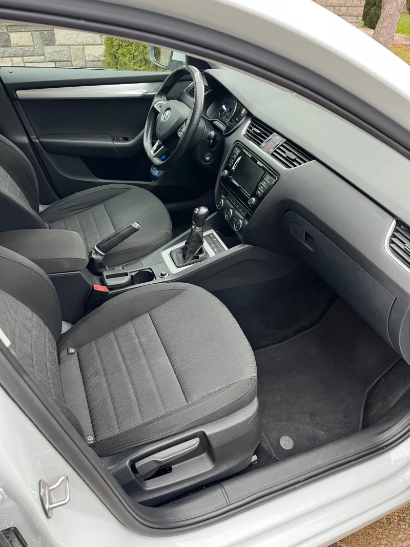 Skoda Octavia 1.6 TDI 4x4, снимка 11 - Автомобили и джипове - 53164601