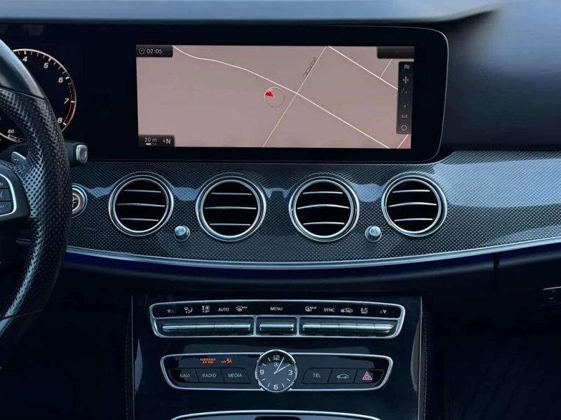 Mercedes-Benz E 300 4MATIC * АвтоКредит (ЦЕНА ДО БГ), снимка 11 - Автомобили и джипове - 53528039