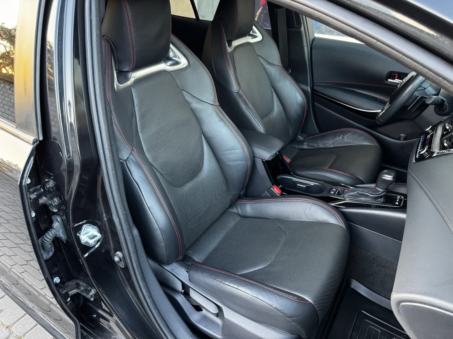 Toyota Corolla 1.8-2.0 Хибрид -Комби-GR, снимка 7 - Автомобили и джипове - 53945597