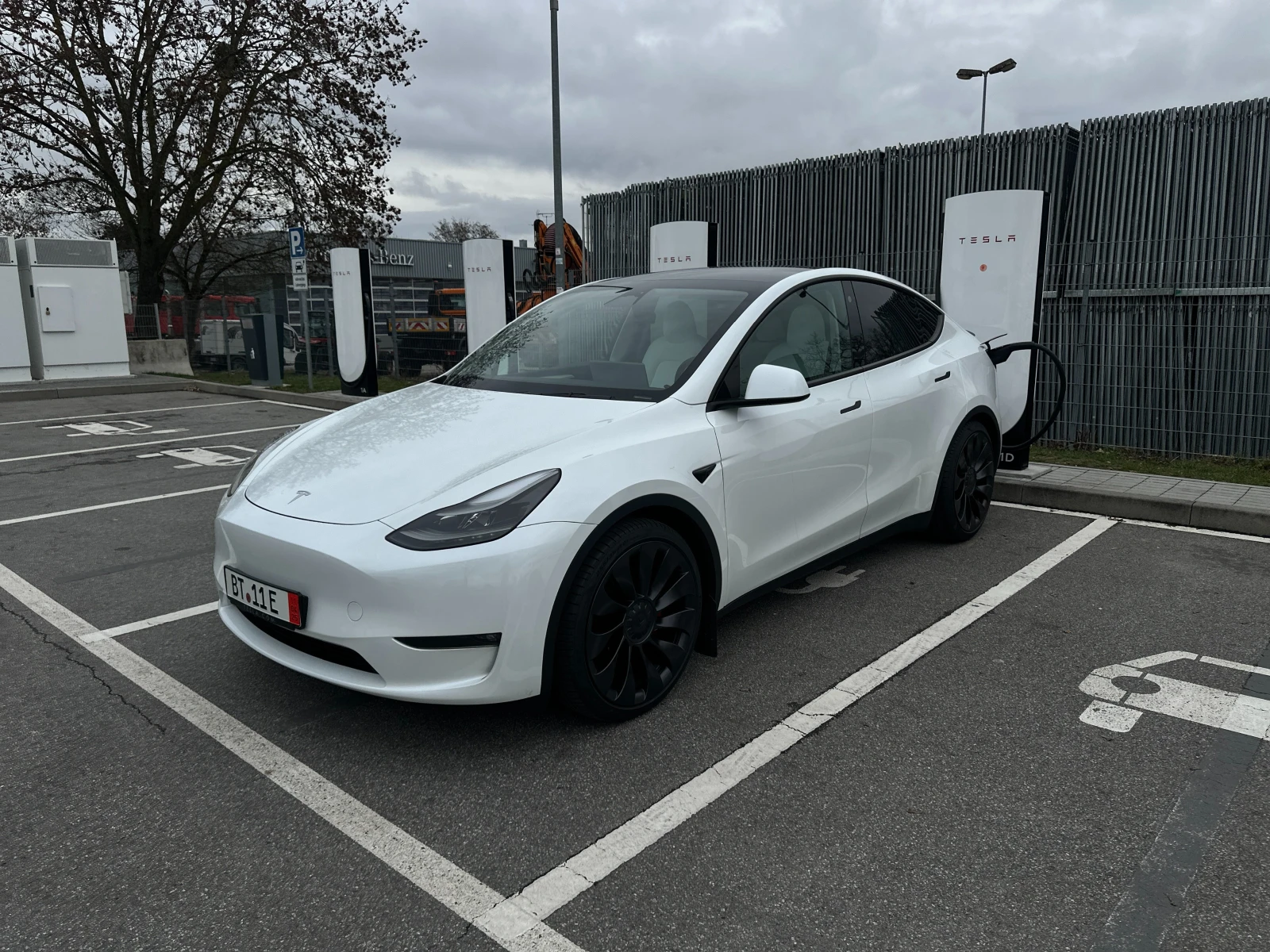 Tesla Model Y Performance AWD НАЛИЧНА - изображение 3