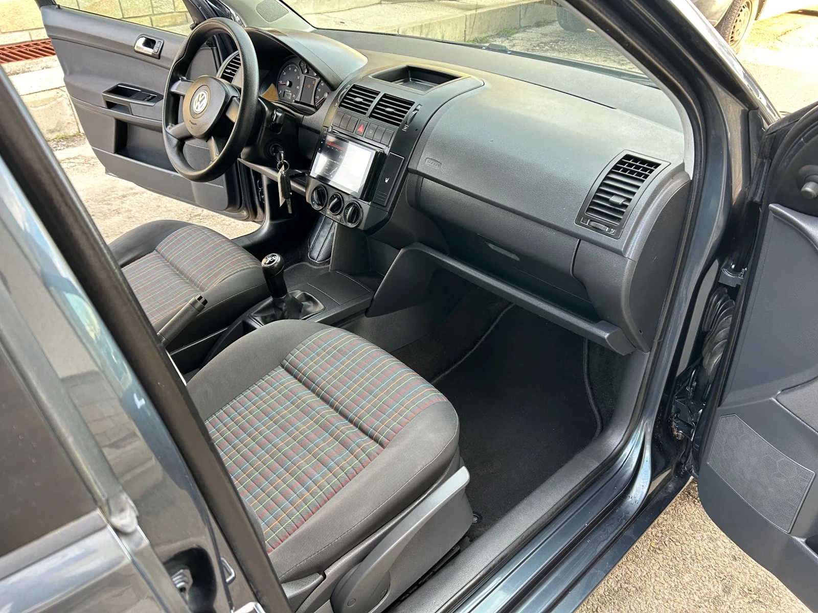 VW Polo 1.4i НАВИ КЛИМАТИК - изображение 10