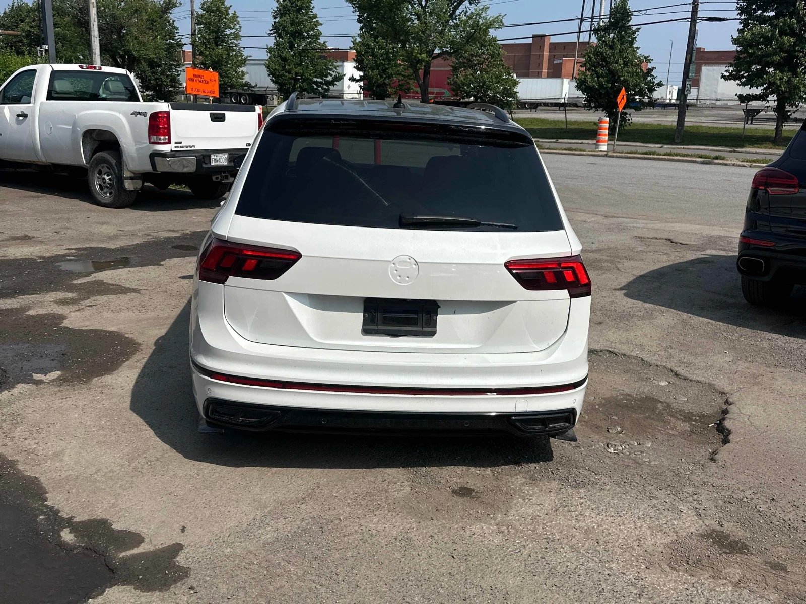 VW Tiguan * Comfortline R Line Black Edition * CARFAX * , снимка 4 - Автомобили и джипове - 55932238