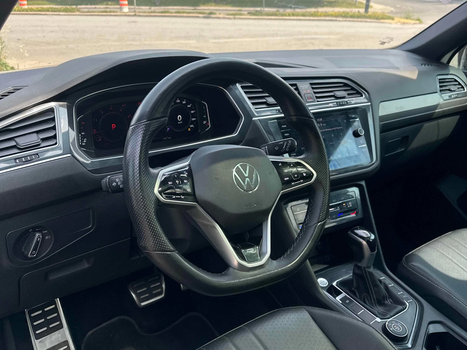 VW Tiguan * Comfortline R Line Black Edition * CARFAX * , снимка 16 - Автомобили и джипове - 55932238